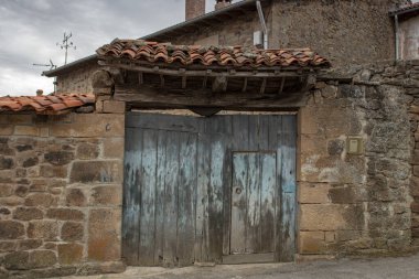 Cantabria 'nın içinde tipik bir kırsal sokak kapısı.