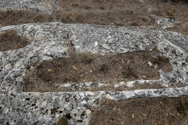 Рупестрійський некрополь, з гробницями, викопаними з каменю, Сан - Панталеон у Валдеррейбл.. — стокове фото
