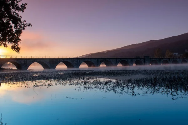 Ponte sobre o reservatório do rio Ebro na Cantábria. — Fotografia de Stock