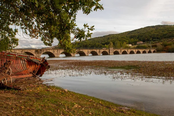 Ponte sobre o reservatório do rio Ebro na Cantábria. — Fotografia de Stock