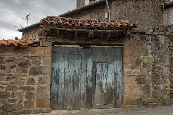 坎塔布里亚内陆一条典型的乡村街道的大门. — 图库照片
