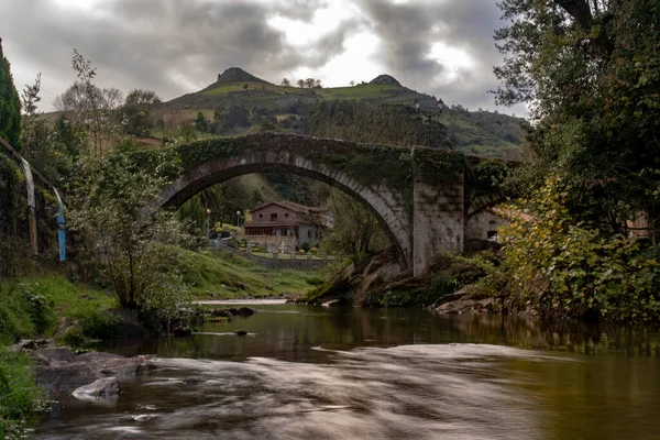 Medieval bridge of Liergenes in Cantabria. — Stock Photo, Image