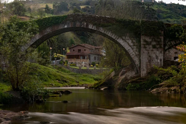 Ponte medieval de Liergenes na Cantábria. — Fotografia de Stock