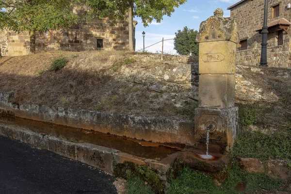 Vattenkälla i landsbygdsstaden Rucandio de Valderredible. — Stockfoto