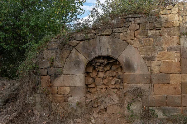 Casa de pedra abandonada na cidade rural de Rucandio de Valderredible. — Fotografia de Stock