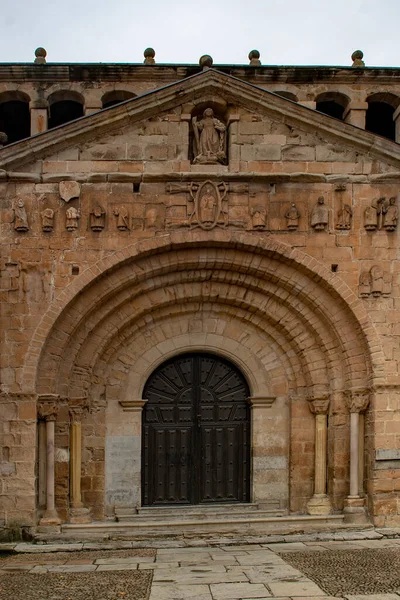 A Santa Juliana-i román főiskolai templom Santillana del Mar-ban - Cantabria — Stock Fotó