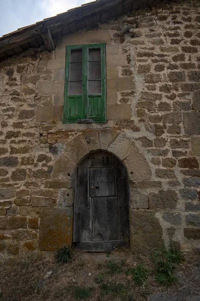 La Serna del Ebro镇一座石头房子的门窗. — 图库照片