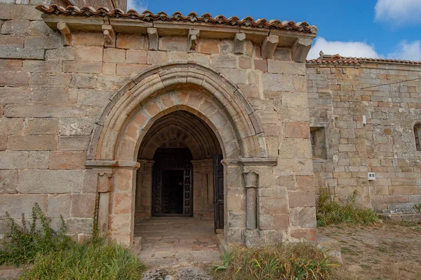 Porta da Igreja Romana de San Cristobal del Monte — Fotografia de Stock