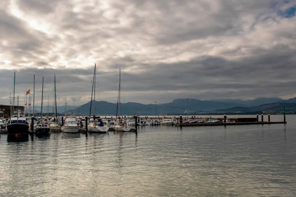 Santona marinası ve Cantabria 'daki balıkçı limanı