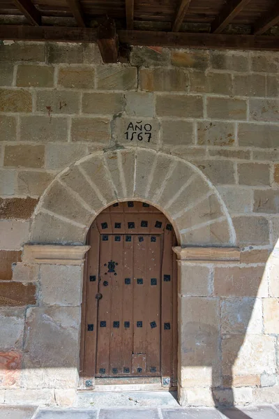 ソプレネナのサンタ・フリアナ教会の扉 — ストック写真