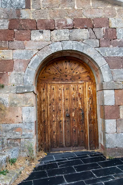 Tür der Kirche San Miguel in der Stadt Susilla. — Stockfoto