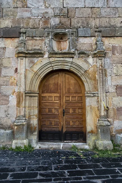 スーシラのサン・ミゲル教会の扉. — ストック写真