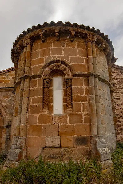 Romaanse kerk van Santa Maria la Mayor de Villacantid - Cantabrië. — Stockfoto