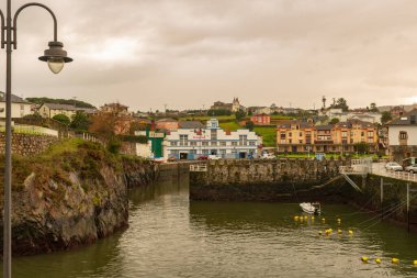 Puerto de Verga 'daki küçük balıkçı limanı - Asturias
