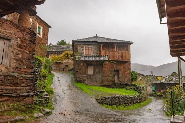 Das ländliche Dorf San Emiliano in Asturien — Stockfoto