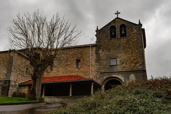 Heiligdom van de Virgen del Fresno in Asturië. — Stockfoto