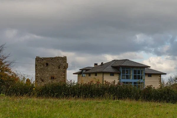 Wieża Villademoros w Entrecabos - Asturia. — Zdjęcie stockowe