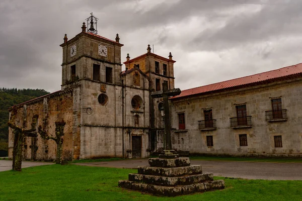 Monasterio medieval de San Salvador en Asturias. — Foto de Stock