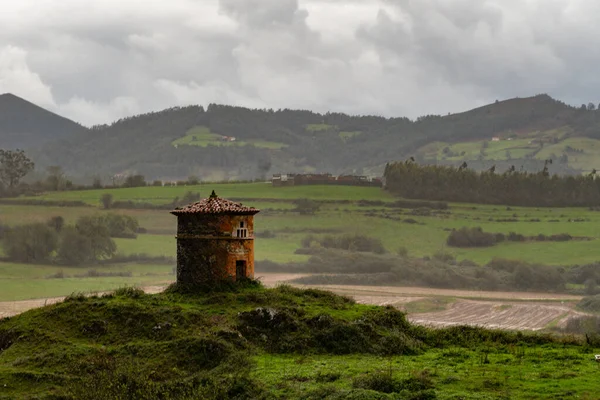Dovecote in the middle of the Asturian landscape — Stock Photo, Image