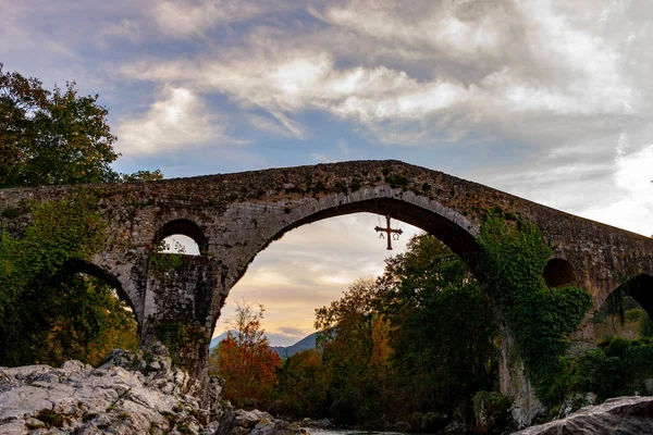 Ρωμαϊκή γέφυρα Cangas de Onis, Αστούριες — Φωτογραφία Αρχείου