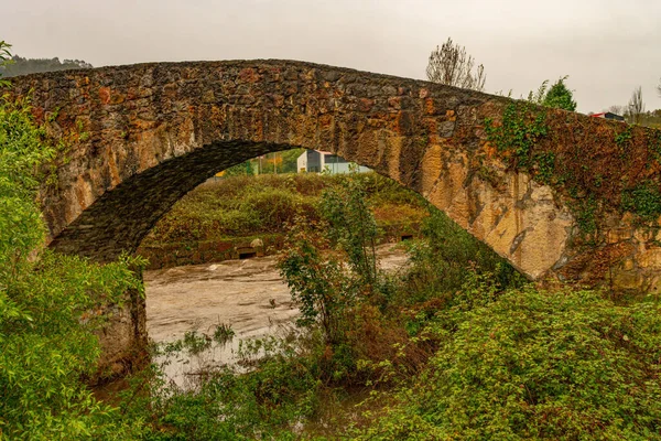 Ponte antiga medieval nas Astúrias. — Fotografia de Stock