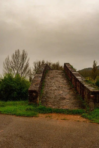 Middeleeuwse oude brug in Asturië. — Stockfoto