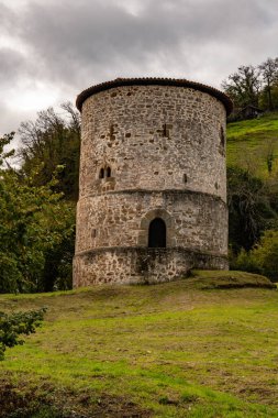 Asturias 'taki Proaza saray kulesi.