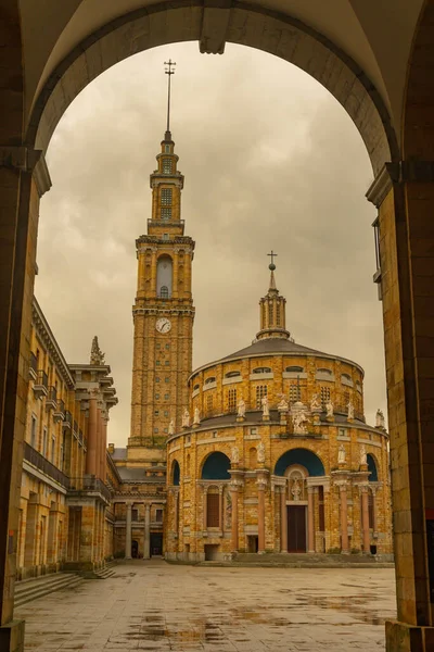 Zentralhof der Gijon Labor University in Asturien. — Stockfoto