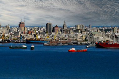 Rio de la Plata 'daki Montevideo ticaret limanı.