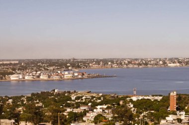 Rio de la Plata 'daki Montevideo ticaret limanı.