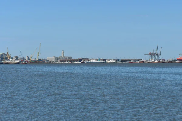 Montevideo kereskedelmi kikötője a Rio de la Platán — Stock Fotó