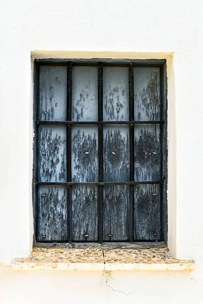 Ventana de madera con rejilla de hierro - Fondo blanco —  Fotos de Stock