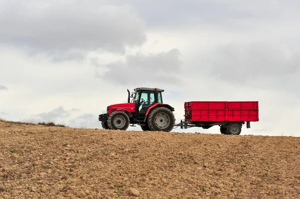 Mezőgazdasági munkákat végző traktor terepen — Stock Fotó