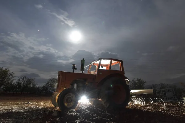 Fotografía nocturna de un tractor abandonado — Foto de Stock