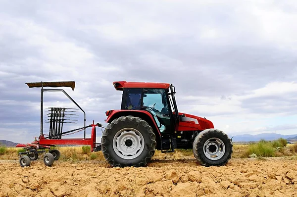 Mezőgazdasági munkákat végző traktor terepen — Stock Fotó
