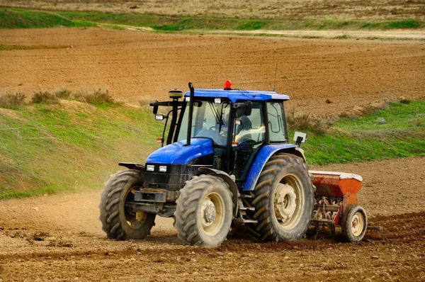 Traktor melakukan pekerjaan pertanian di lapangan — Stok Foto
