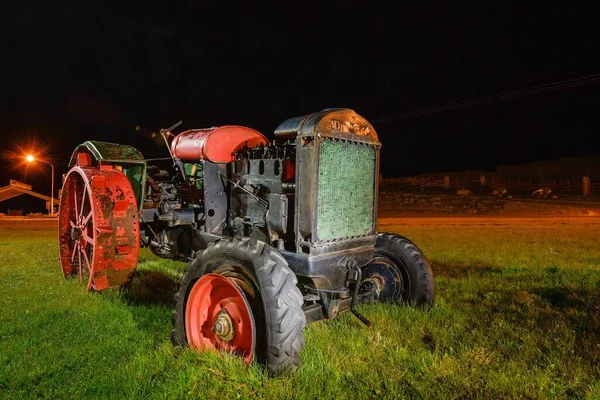 Antika traktörler dekorasyon için restore edildi. — Stok fotoğraf