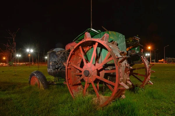 Antika traktörler dekorasyon için restore edildi. — Stok fotoğraf