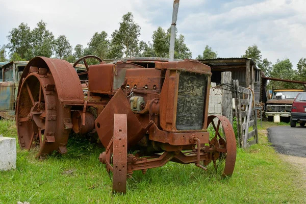 Tractores viejos no restaurados y abandonados. — Foto de Stock