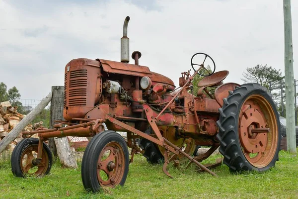 Tractores viejos no restaurados y abandonados. — Foto de Stock
