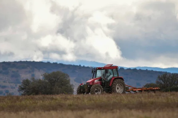 Traktor som utför jordbruksarbete på fältet — Stockfoto