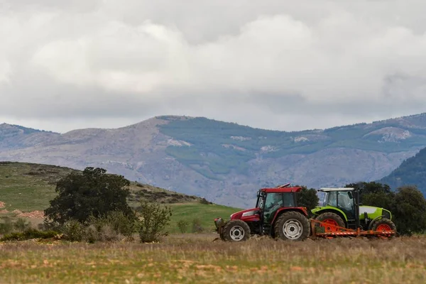 Traktor som utför jordbruksarbete på fältet — Stockfoto