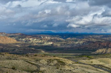 Gorafe 'nin Çorak Toprakları' nın tepeleri ve tepeleri - Granada.