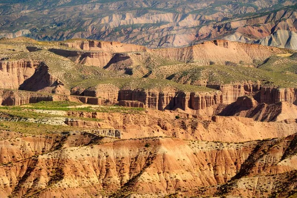 Gorafe 'nin Çorak Toprakları' nın tepeleri ve tepeleri - Granada.