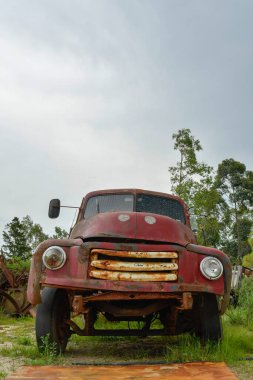 Uruguay 'da terk edilmiş ve bozulmuş eski araçlar.