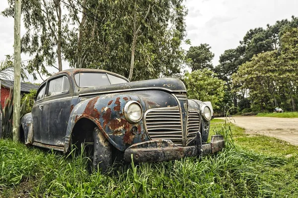 Vehículos viejos abandonados y deteriorados en Uruguay — Foto de Stock