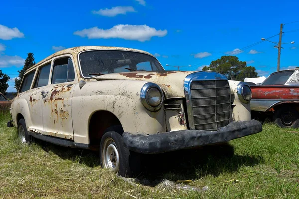 Vehículos viejos abandonados y deteriorados en Uruguay — Foto de Stock