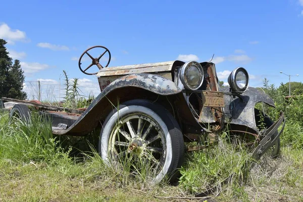 Vecchi veicoli abbandonati e deteriorati in Uruguay — Foto Stock