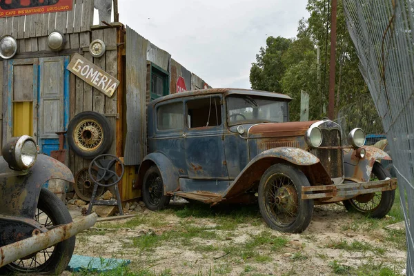 Opuštěná a poškozená stará vozidla v Uruguayi — Stock fotografie