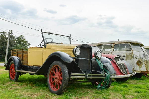 Opuštěná a poškozená stará vozidla v Uruguayi — Stock fotografie